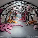 "Eating Lovers": Eva Fabrigas's Stunning Installation at Berlin's Station
