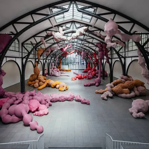 "Eating Lovers": Eva Fabrigas's Stunning Installation at Berlin's Station