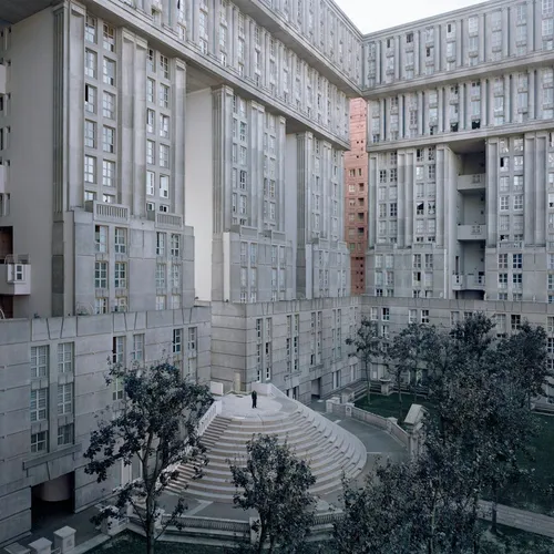 "Les Espaces d'Abraxas: Ricardo Bofill's Cinematic Architectural Marvel Near Paris"
