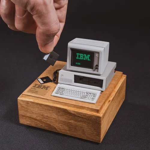 Montréal Artist 'Miniatua' Crafts Astonishingly Accurate Miniature Computers